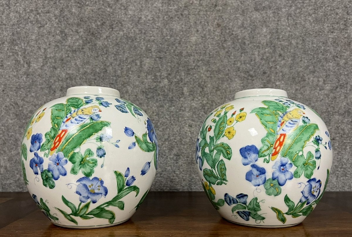 China Circa 1900: Pair Of Porcelain Ball Vases With Birds And Flowers   -photo-1