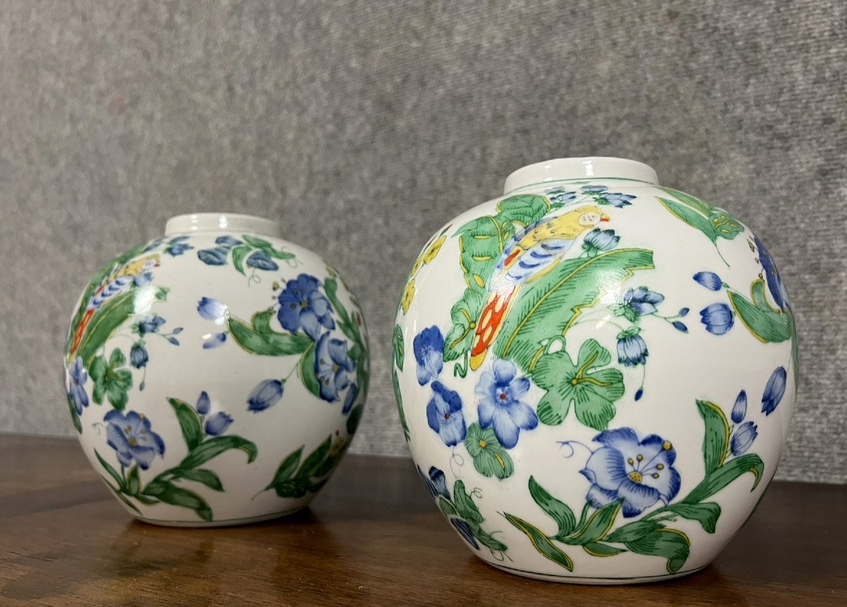 China Circa 1900: Pair Of Porcelain Ball Vases With Birds And Flowers   -photo-2