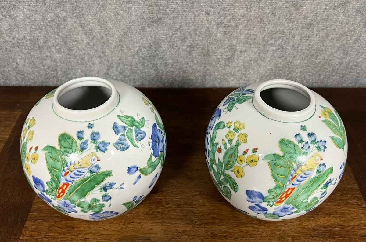 China Circa 1900: Pair Of Porcelain Ball Vases With Birds And Flowers   -photo-3