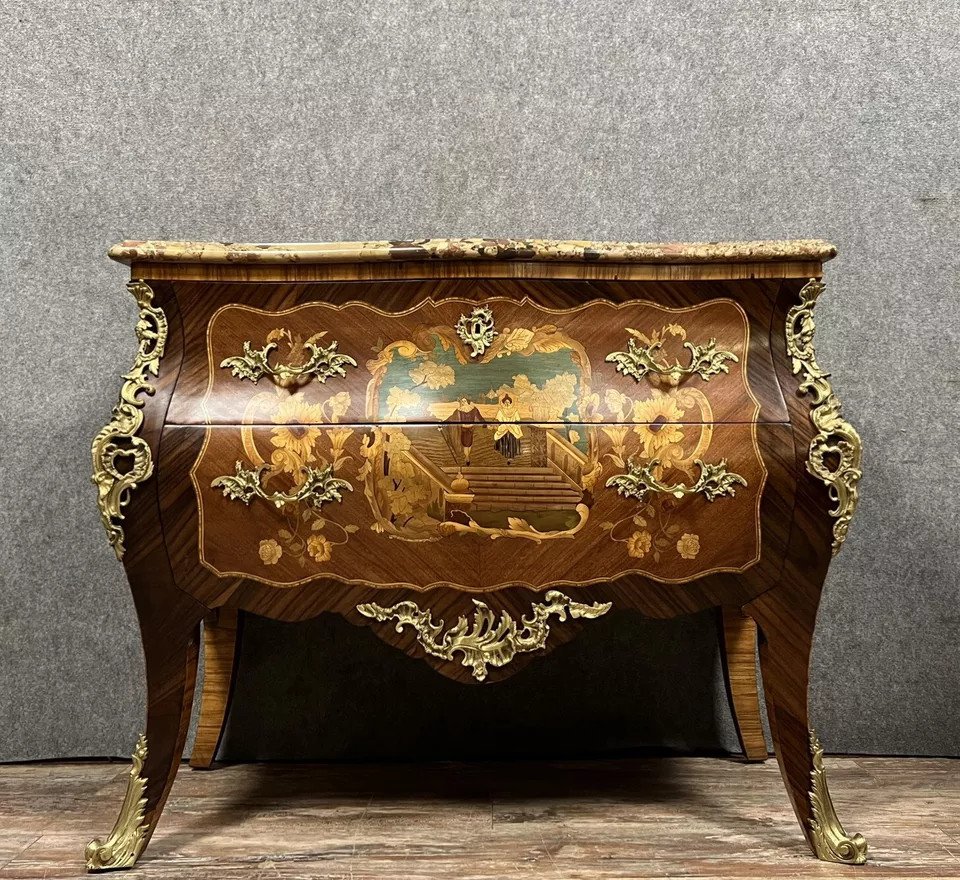 Commode Sauteuse Galbée Estampillée En Marqueterie De Bois Précieux Style Louis XV Vers 1850