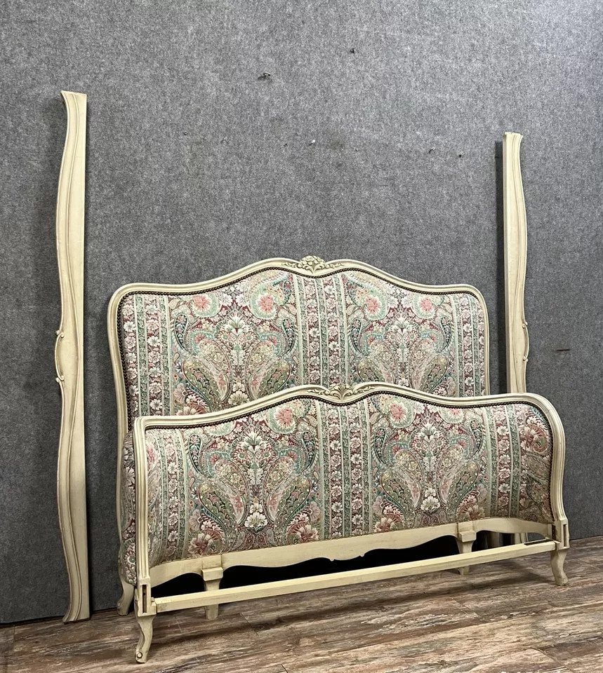 Lit Corbeille Style Louis XV En Bois Laqué Avec Une Tapisserie Façon Cachemire époque XXeme