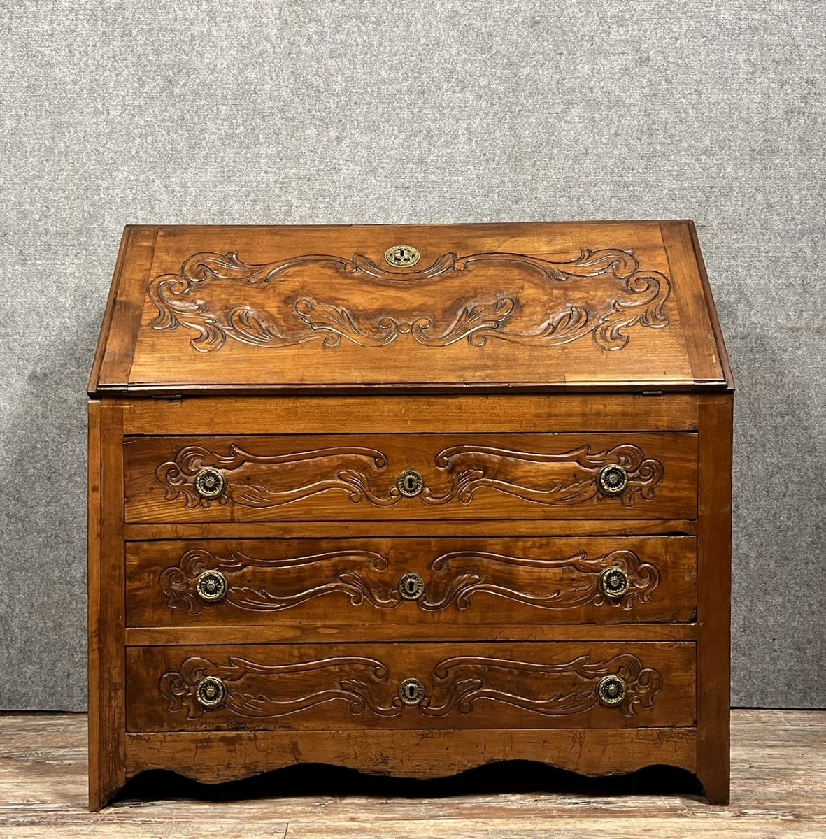 Commode Scriban époque XVIIIeme En Merisier Sculpté