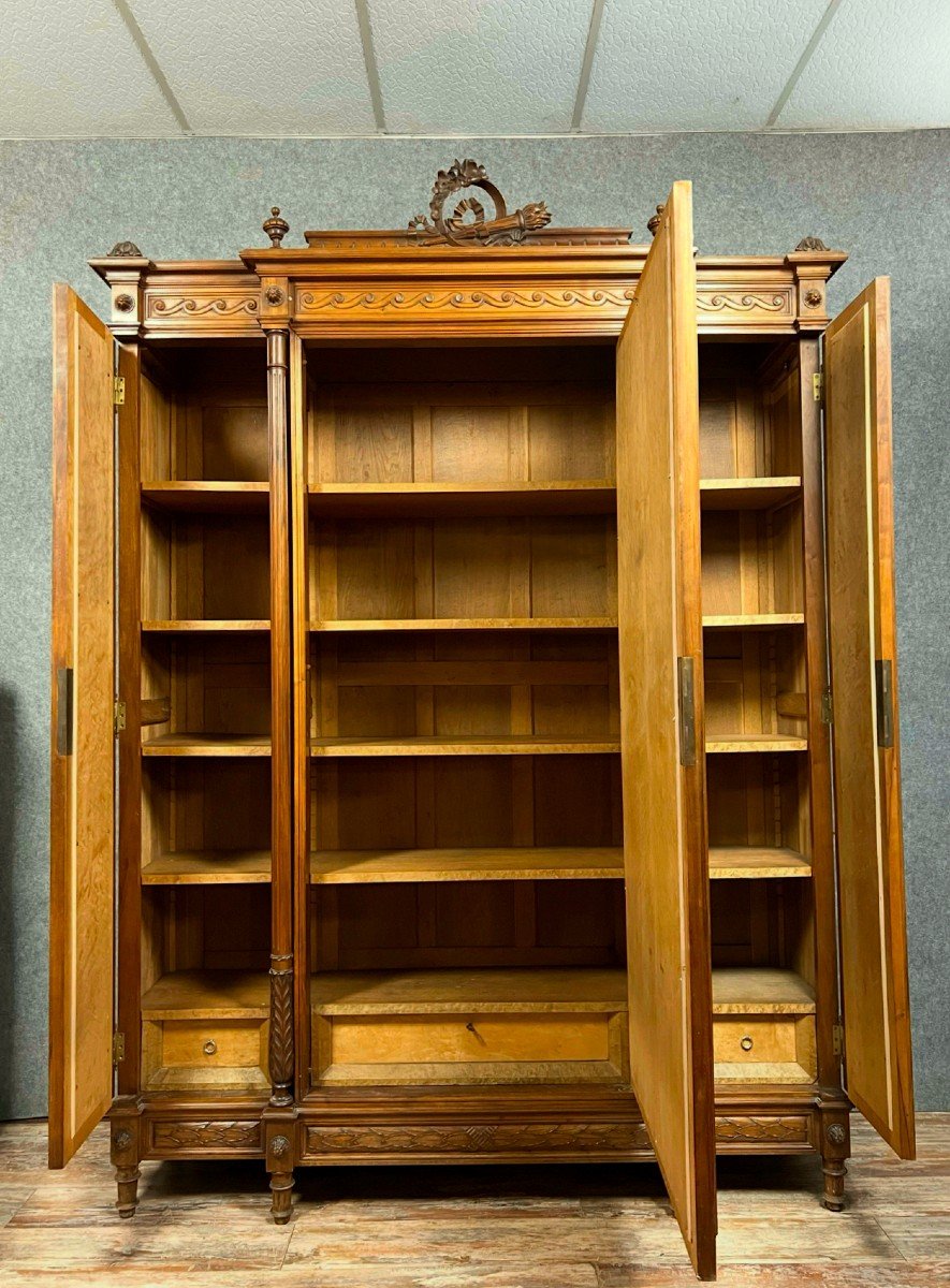 Très Importante Armoire Bibliothèque Louis XVI à Ressaut En Noyer -photo-4