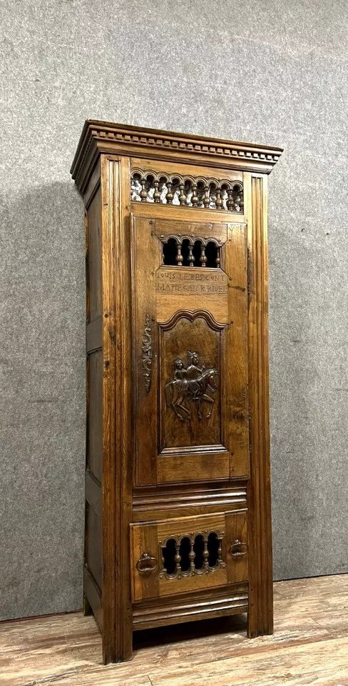 Breton Bonnetière In Solid Oak With The Owners' Names Engraved In The Wood-photo-1