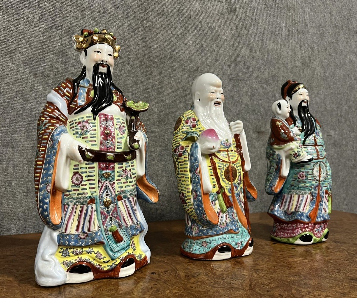 Trois Statues De Fu, Lu Et Shou En Porcelaine De La Famille Rose Chinoise-photo-3