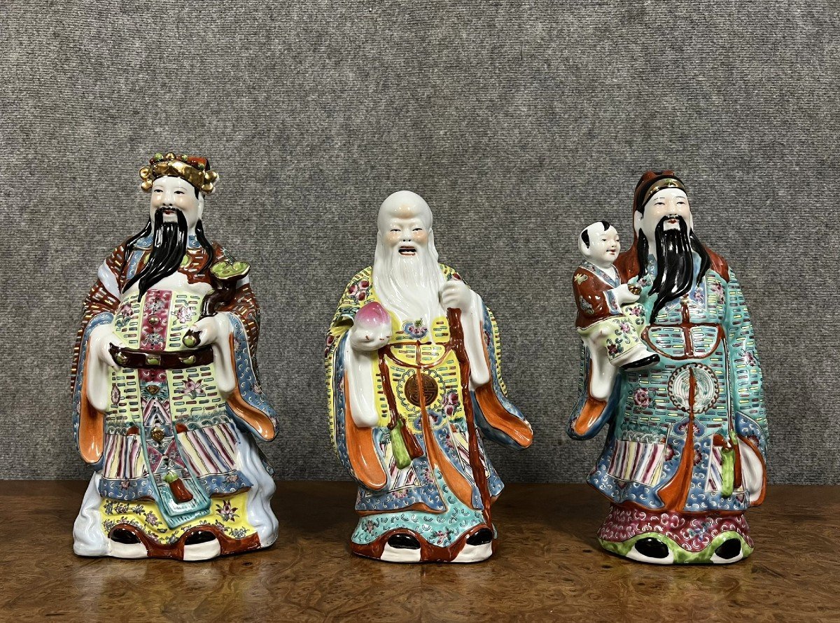 Trois Statues De Fu, Lu Et Shou En Porcelaine De La Famille Rose Chinoise