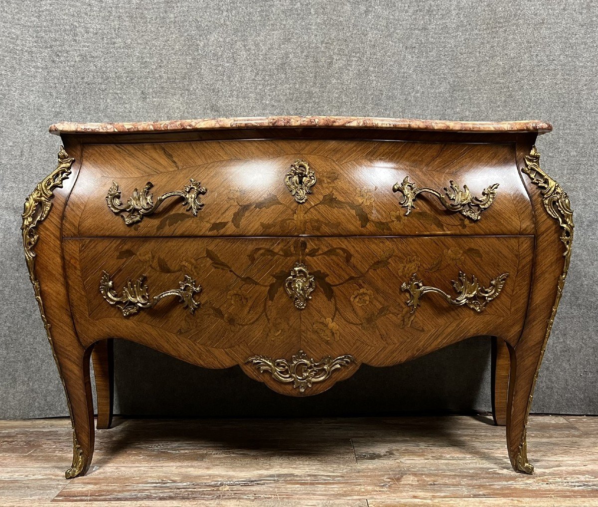 Commode Sauteuse Galbée De Style Louis XV En Marqueterie -photo-1