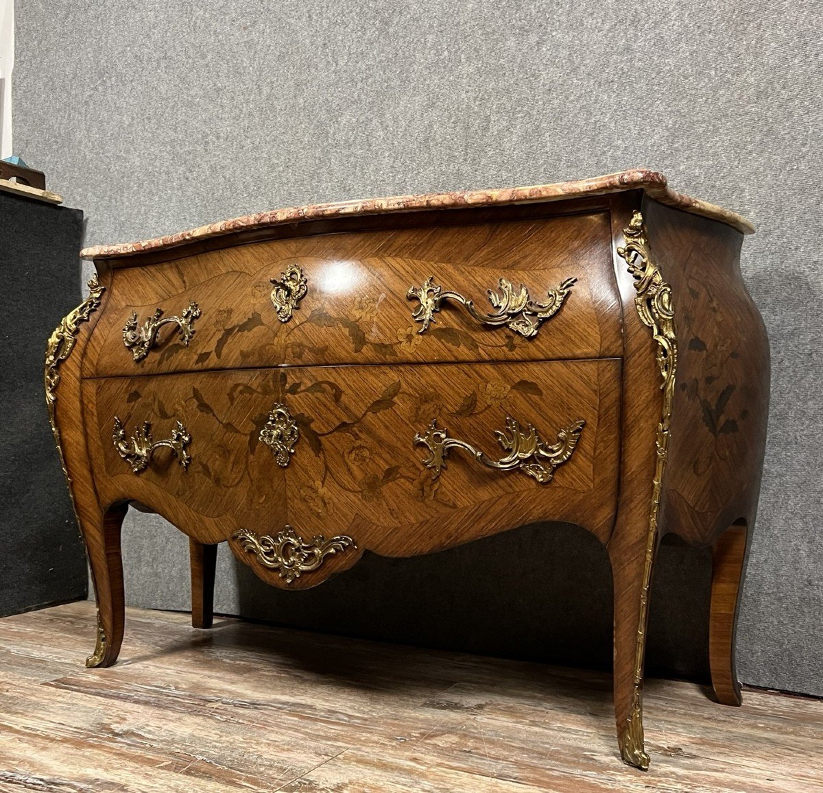 Commode Sauteuse Galbée De Style Louis XV En Marqueterie -photo-3