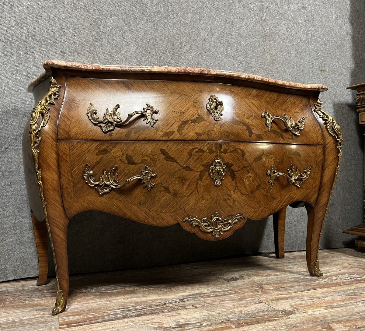 Commode Sauteuse Galbée De Style Louis XV En Marqueterie 