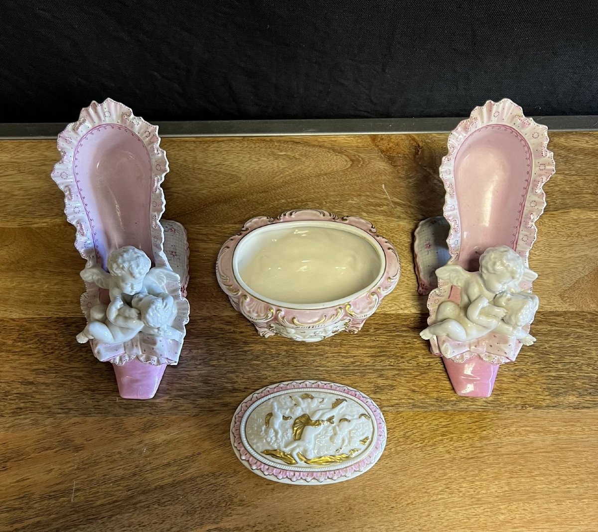 d'Après Meissen : Ensemble De 3 Pièces Aux Angelots En Porcelaine -photo-7