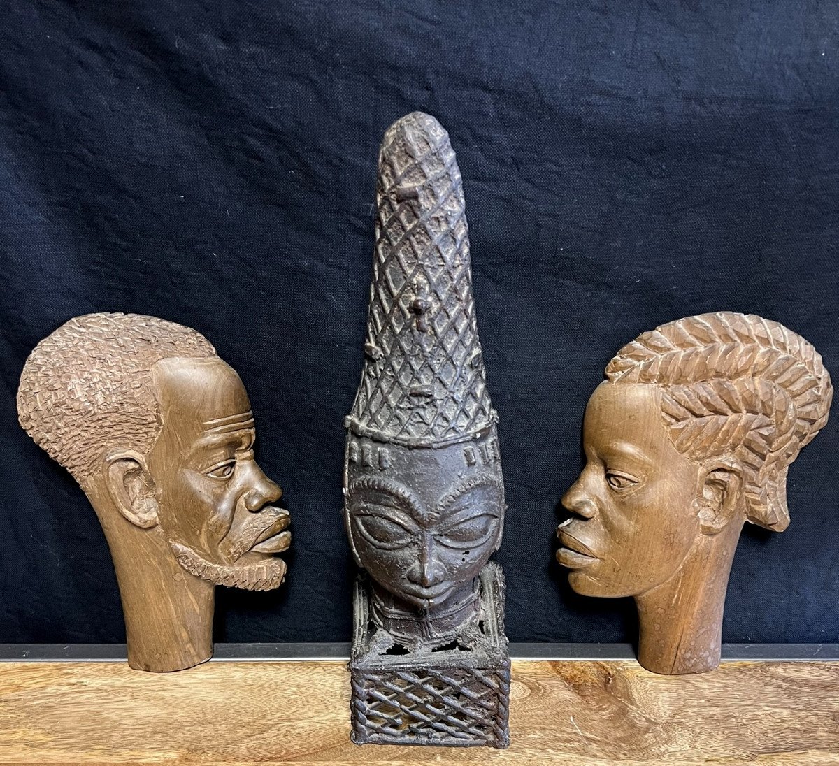 African Art: Head Of Queen Of The Kingdom Of Ife In Bronze + 2 Profiles In Carved Wood-photo-1