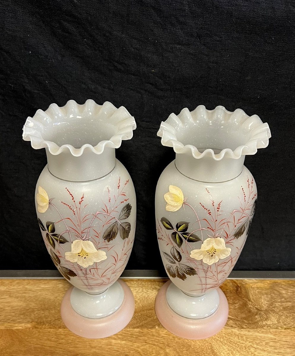 Paire De Vases A Collerette En Verre Opalin époque Art Nouveau -photo-1