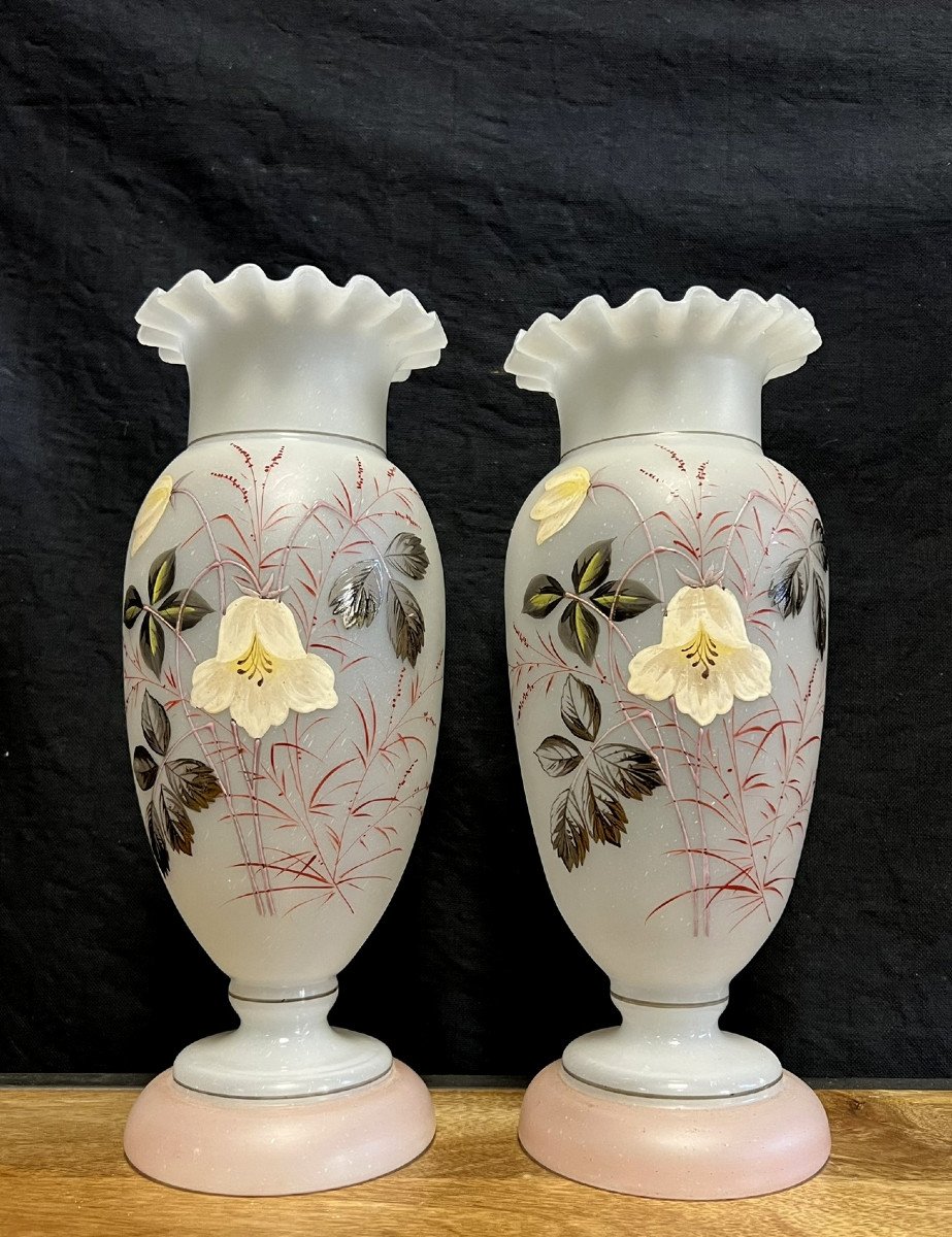 Paire De Vases A Collerette En Verre Opalin époque Art Nouveau 