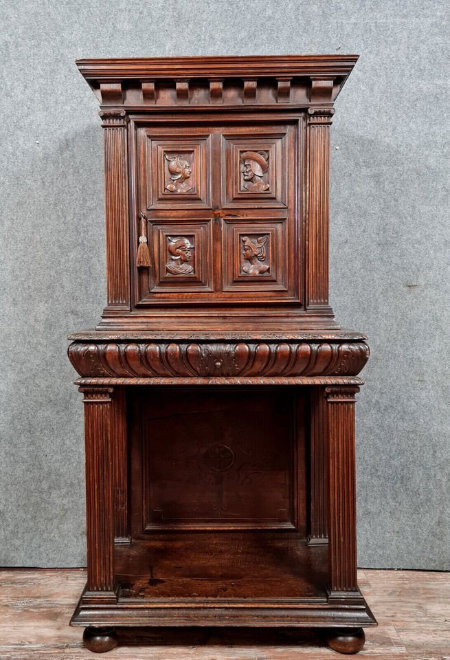 Cabinet Dressoir Style Renaissance En Noyer Massif Vers 1700