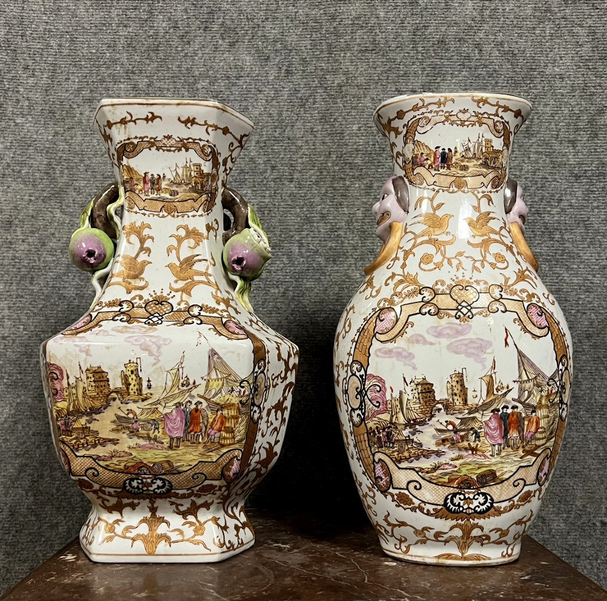 Deux Anciens Vases Chinois En Porcelaine à Décor Polychrome Et Or 