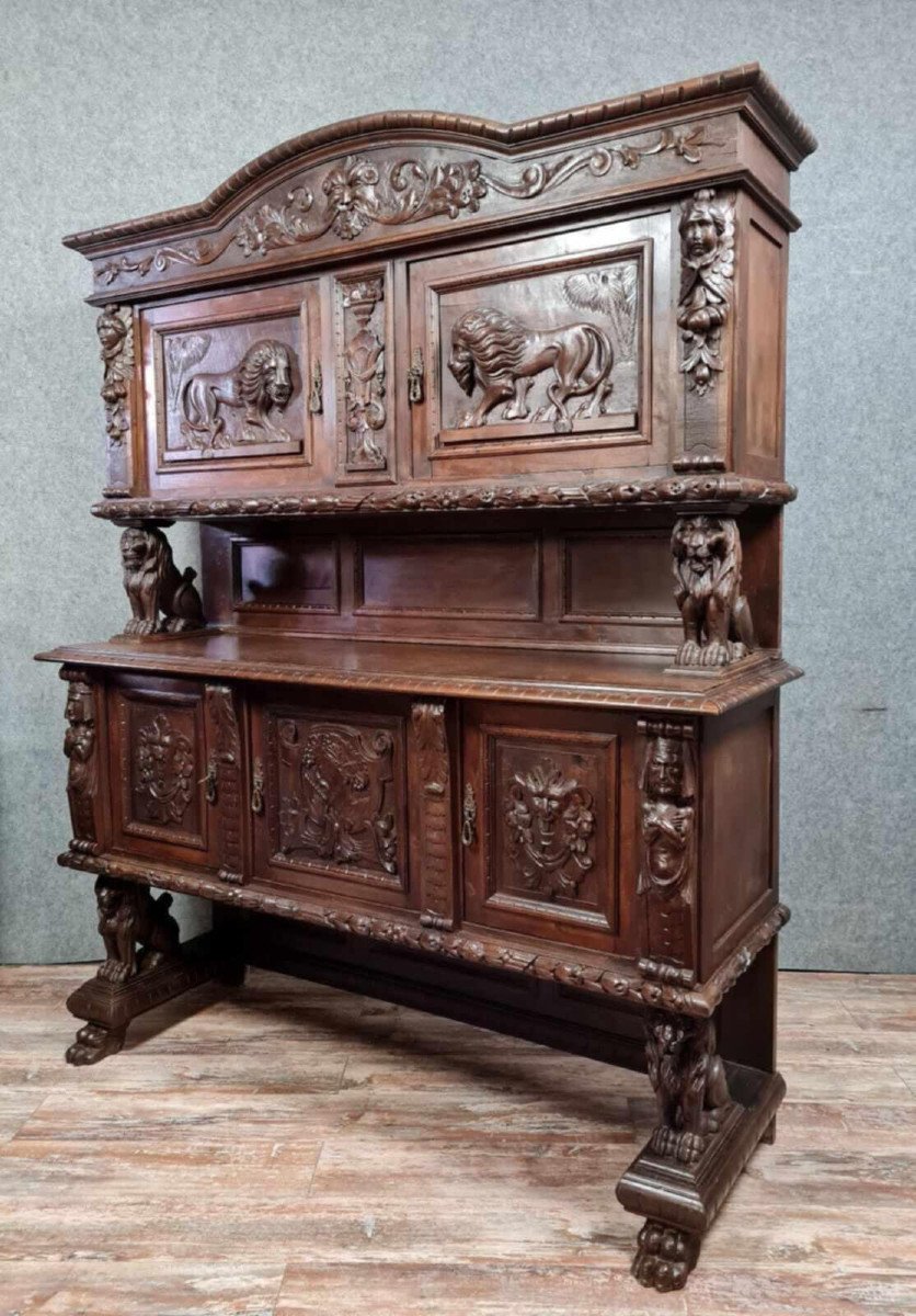 Buffet Deux Corps Style Renaissance En Noyer Massif 