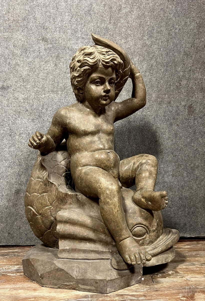 Monumentale Statue En Marbre Figurant Un Putto Chevauchant Un Dauphin / H 90cm