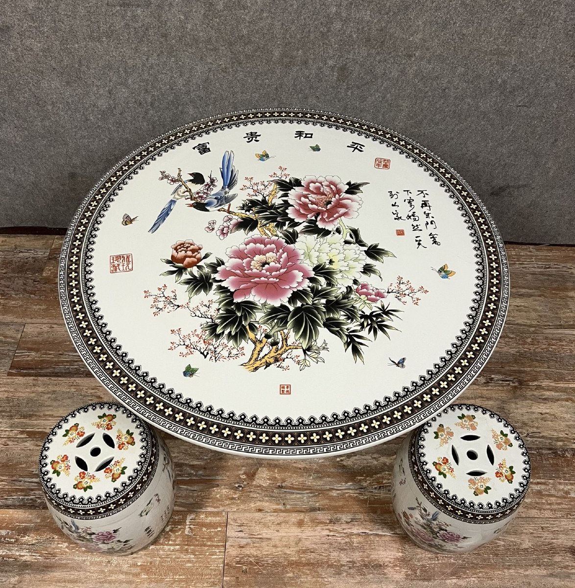  Asia 20th: Table And 4 Stools In Painted Porcelain With Flower And Calligraphy Decorations -photo-1