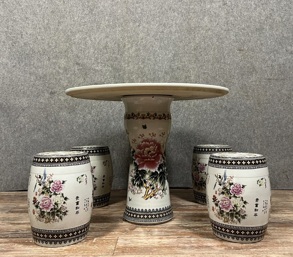  Asia 20th: Table And 4 Stools In Painted Porcelain With Flower And Calligraphy Decorations -photo-2