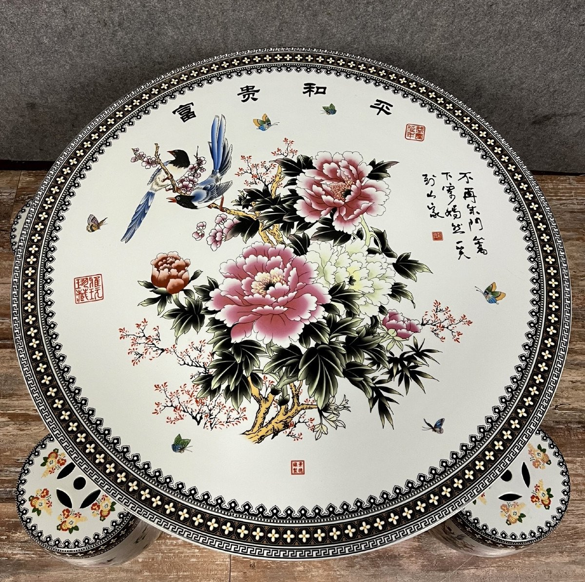  Asia 20th: Table And 4 Stools In Painted Porcelain With Flower And Calligraphy Decorations -photo-5