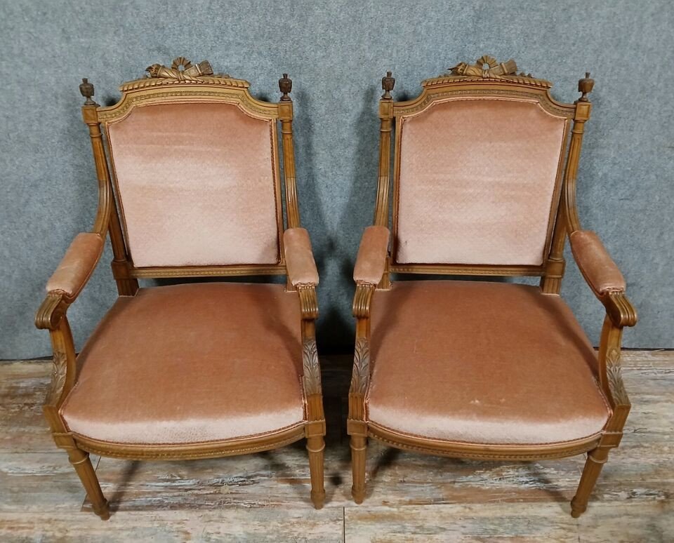 Paire De Fauteuils De Style Louis XVI En Noyer Vers 1850