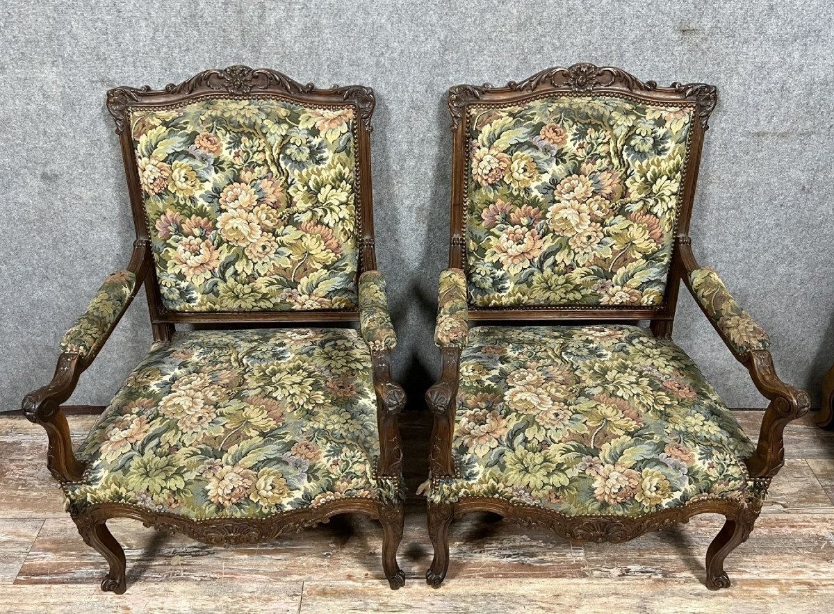 Paire d'Importants Fauteuils Provençaux Sculptés De Style Louis XV En Noyer 