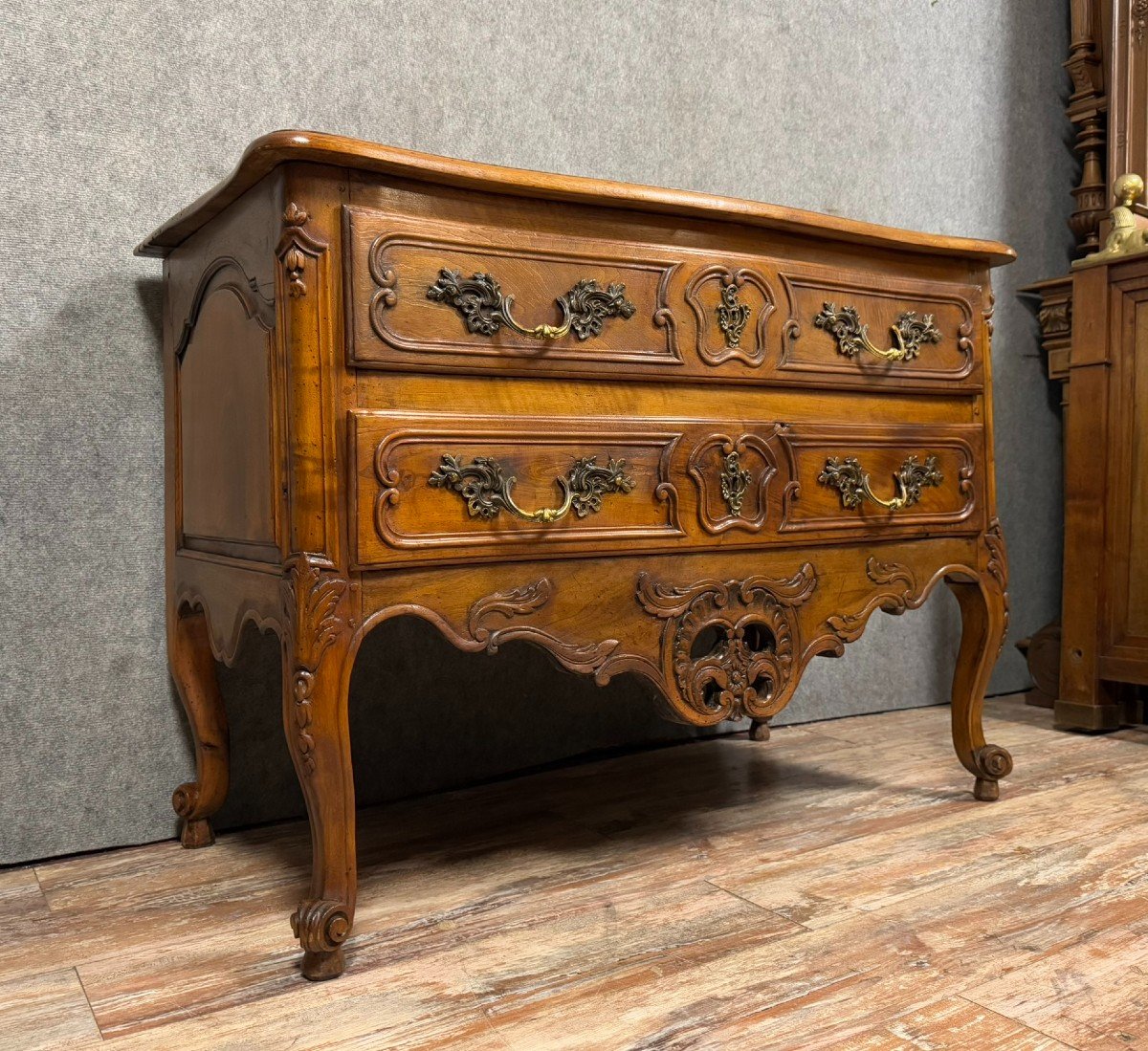 Commode Sauteuse Arlésienne En Noyer Massif Vers 1750-photo-1