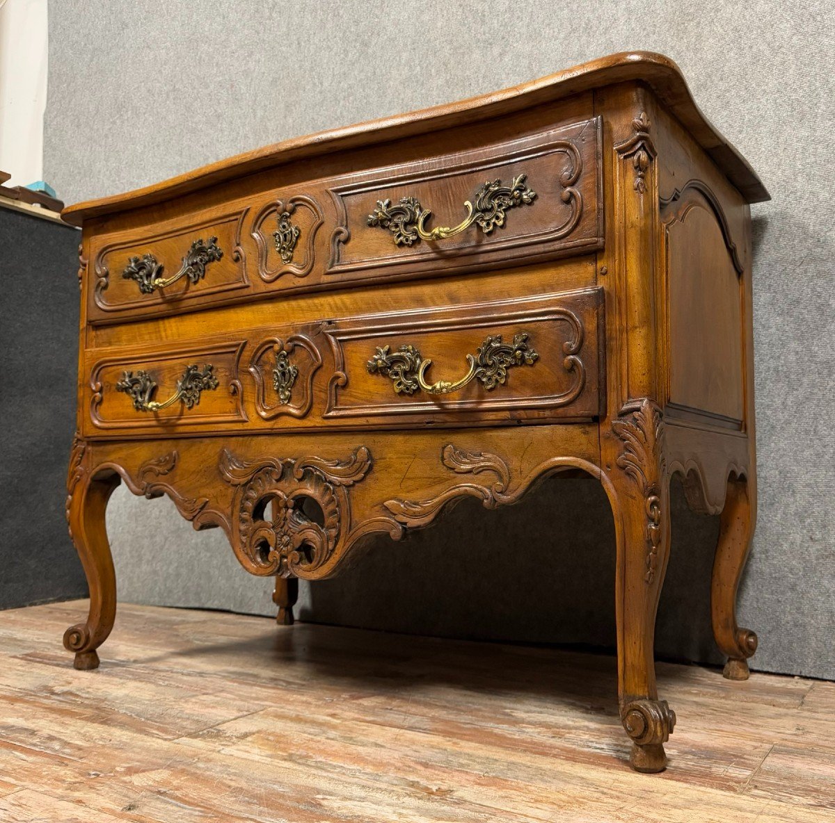 Commode Sauteuse Arlésienne En Noyer Massif Vers 1750-photo-2