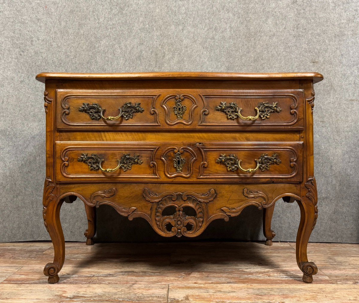 Commode Sauteuse Arlésienne En Noyer Massif Vers 1750