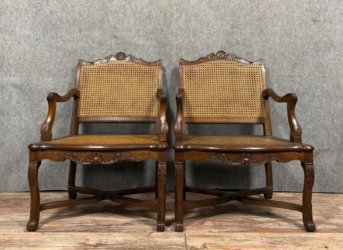 Paire De Fauteuils Régence En Noyer Sculpté De Coquilles, Feuilles d'Acanthes Et Autres