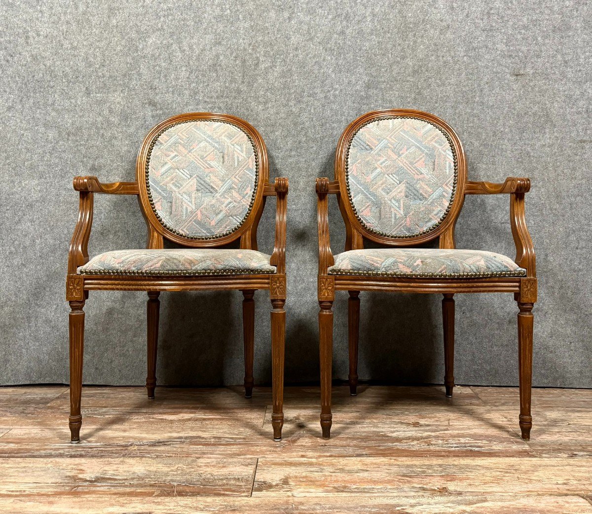 Paire De Fauteuils Louis XVI A Dossiers Médaillons Vers 1940