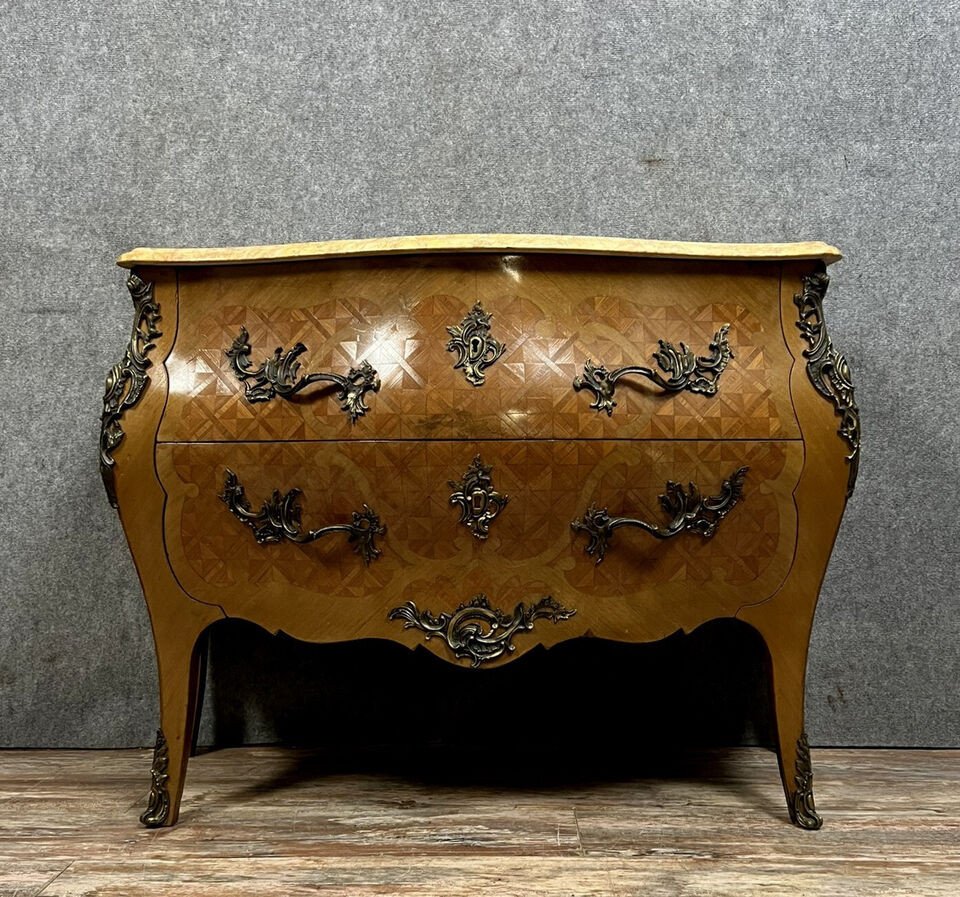 Commode Sauteuse Galbée De Style Louis XV En Marqueterie De Bois Précieux Vers 1900-photo-1