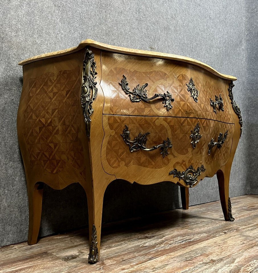 Commode Sauteuse Galbée De Style Louis XV En Marqueterie De Bois Précieux Vers 1900