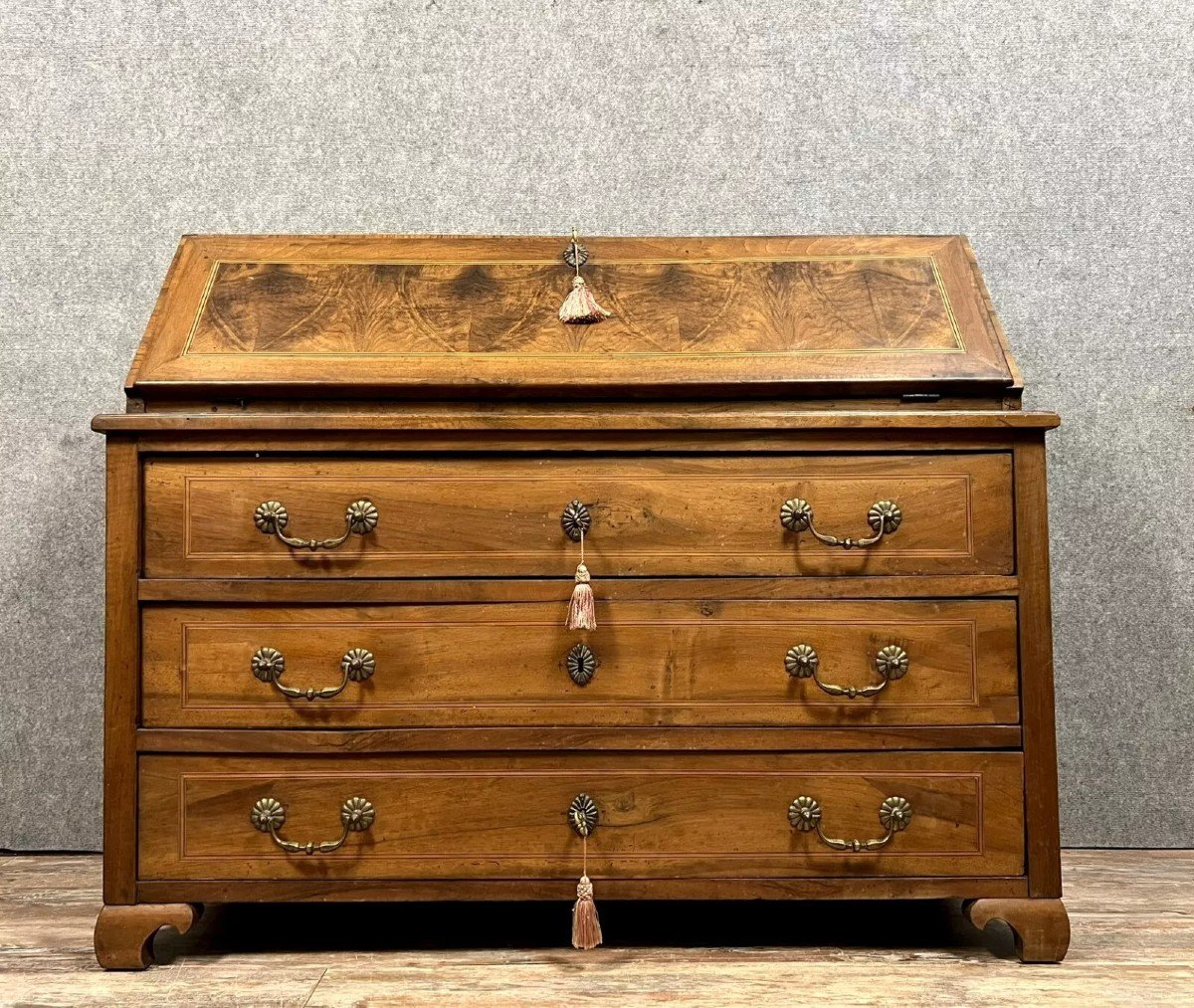 Commode Scriban époque Louis XV En Noyer, Ronce Et Filets De Marqueterie Circa 1750