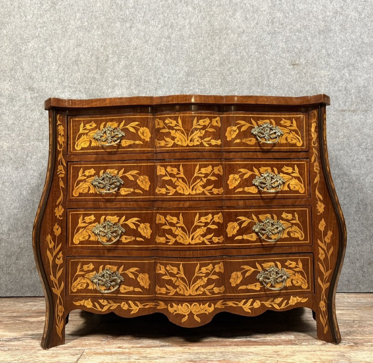 Commode Galbée Style Louis XV d'Origine Hollandaise En Marquéterie 