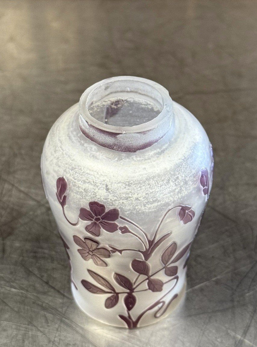 Cristallerie De Pantin France : Vase En Verre Multicouches à Décors De Fleurs Mauves -photo-1