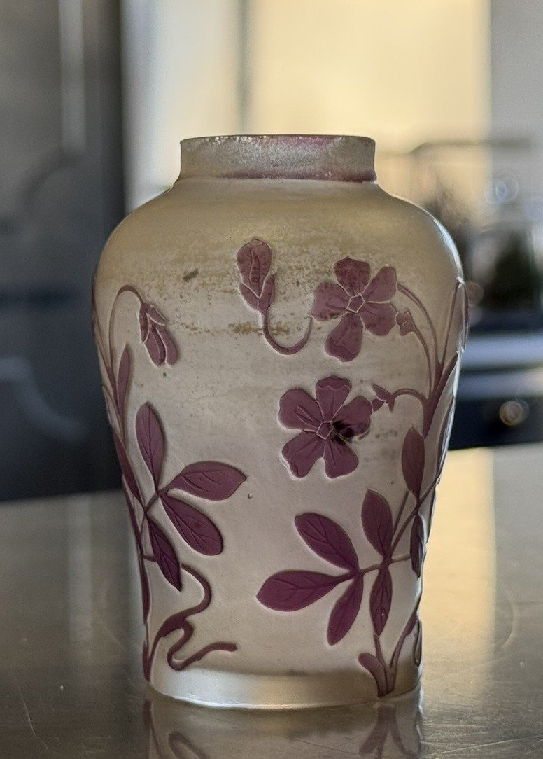 Cristallerie De Pantin France : Vase En Verre Multicouches à Décors De Fleurs Mauves -photo-2