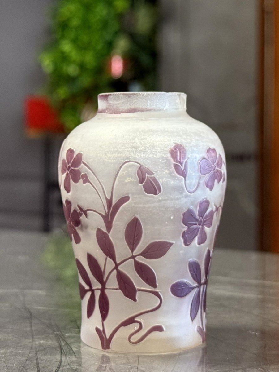 Cristallerie De Pantin France : Vase En Verre Multicouches à Décors De Fleurs Mauves -photo-3