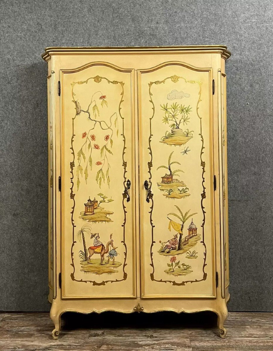 Curved Venetian Wardrobe With Chinese Decor-photo-1