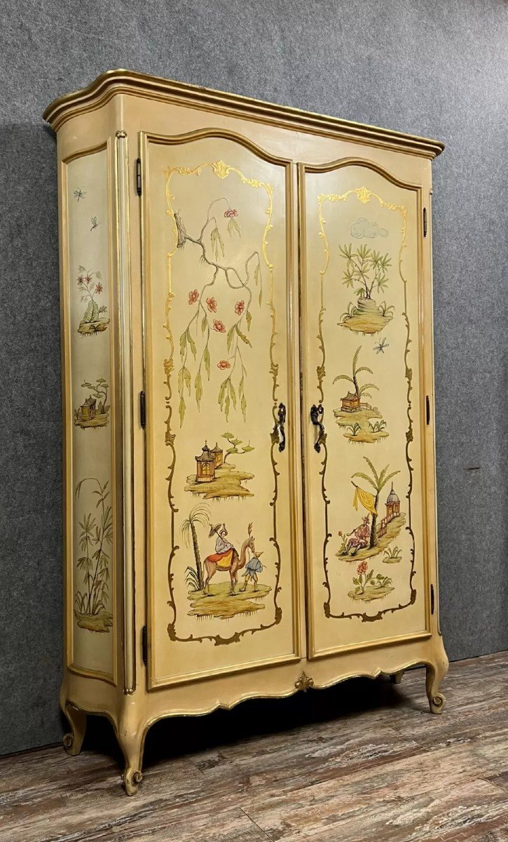 Curved Venetian Wardrobe With Chinese Decor