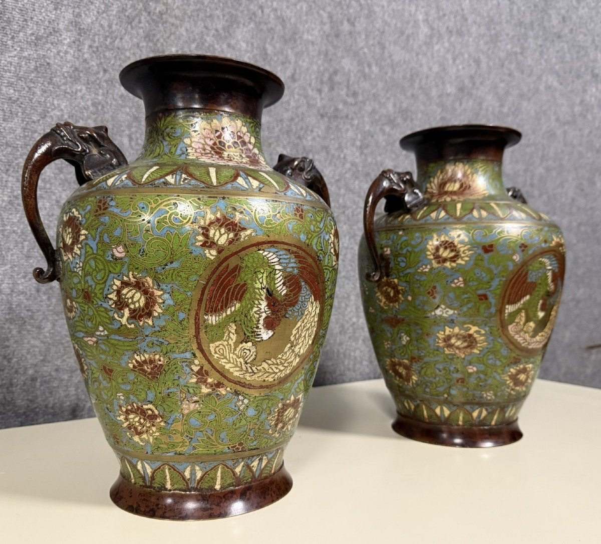 Chine XIX ème : Très Importante Paire De Vases En Bronze à Décor d'émaux Cloisonnés-photo-2