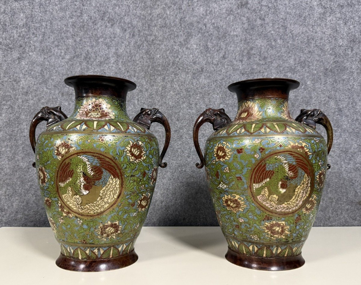 Chine XIX ème : Très Importante Paire De Vases En Bronze à Décor d'émaux Cloisonnés