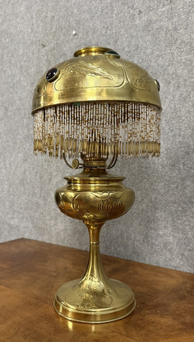 Importante Lampe A Petrole époque Art Nouveau En Laiton Doré Et Ciselé -photo-1