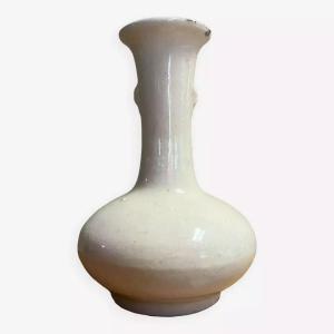 Corée XIXeme Siècle : Vase Bouteille En Porcelaine Blanche émaillée 