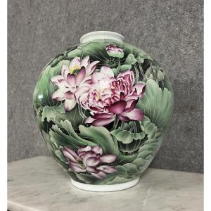 China - 20th Century: Important Porcelain Vase With Floral Decor On A Green Background  