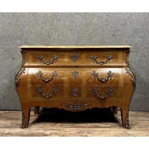 Commode Tombeau Galbée De Style Louis XV En Marqueterie De Bois Précieux 