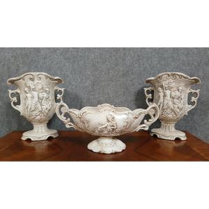 Triptyque En Porcelaine Comprenant Une Jardinière Et Ses Deux Vases 