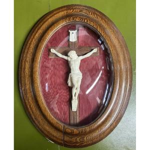 19th Century Crucifix In An Oval Wooden Frame From The Napoleon III Period 