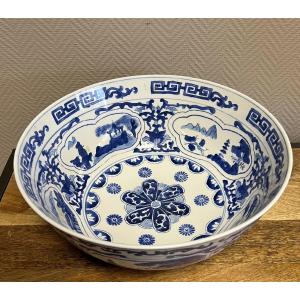 Très Grand Bol En Porcelaine De Chine Bleu Et Blanc De Type Kraak Aux Panneaux Figuratifs