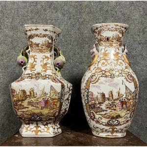 Deux Anciens Vases Chinois En Porcelaine à Décor Polychrome Et Or 